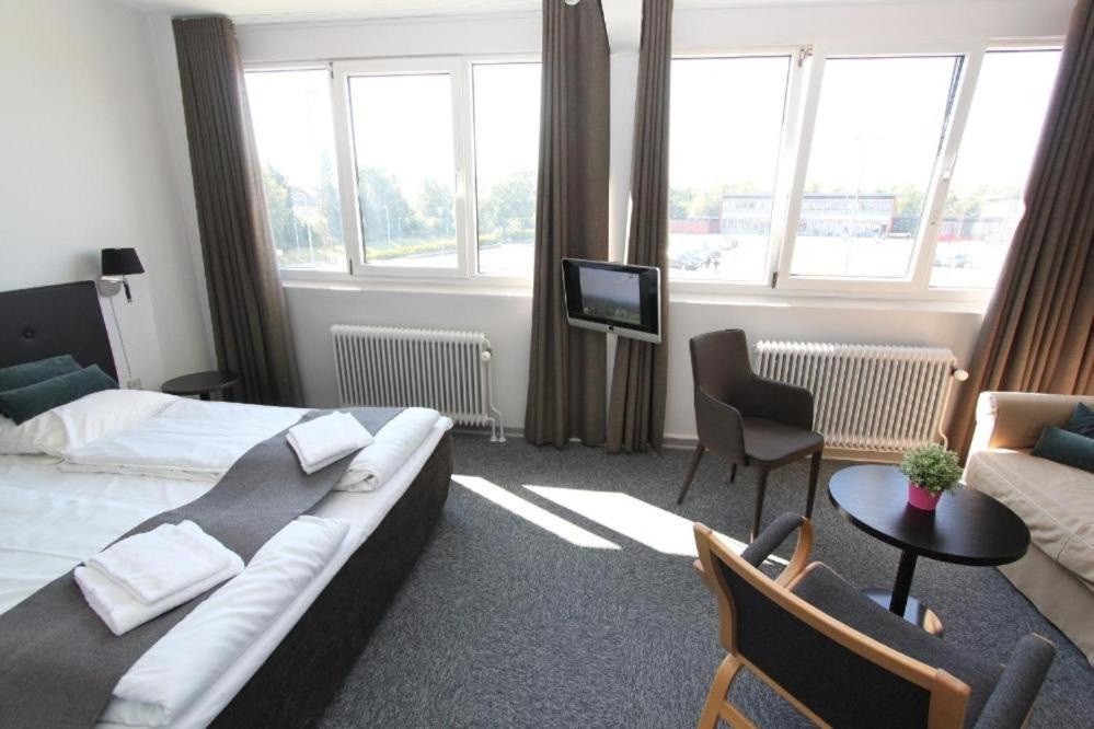 Banegaardshotellet Vojens Exterior foto